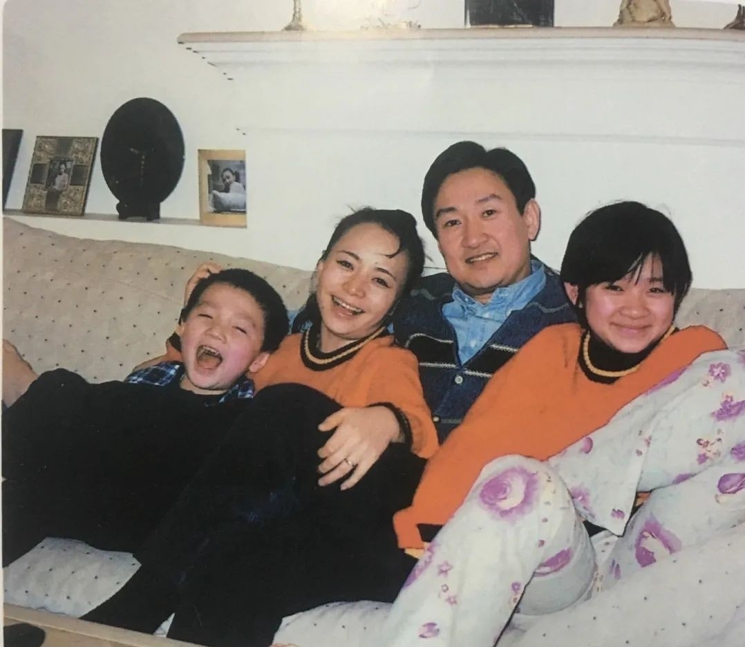 回顾缺少父爱的巴图和妈妈相依为命如今和姐姐成为家里的骄傲