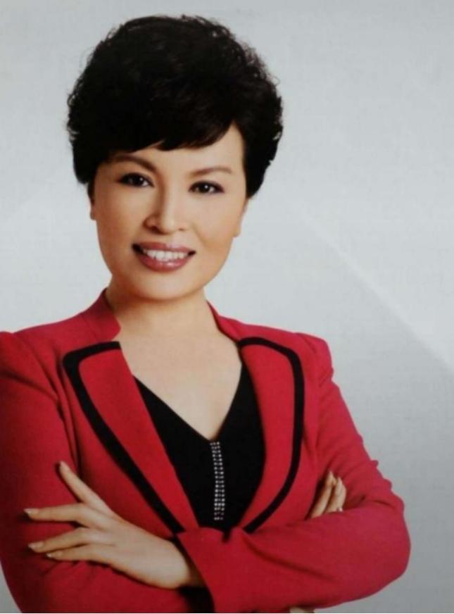 回顾央视李瑞英26岁结婚工作28年没失误对儿子有愧疚也有欣慰