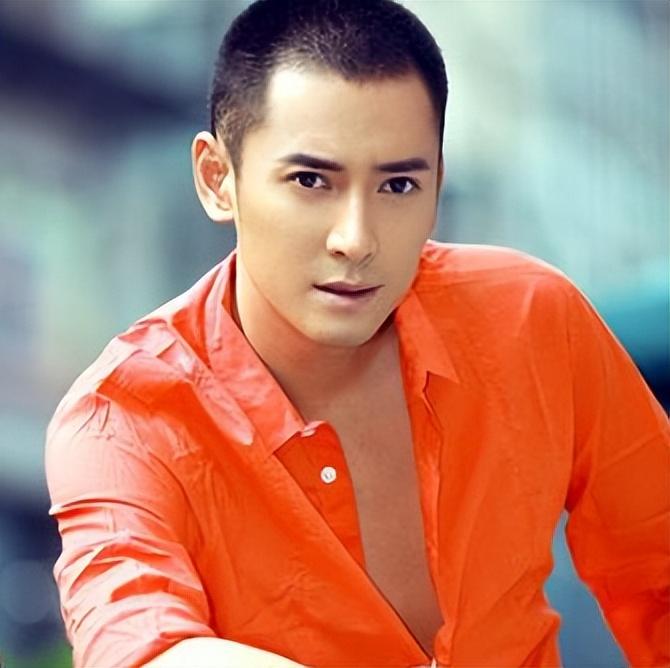 回顾韩栋搬砖工改行演戏靠颜值进圈靠努力成著名演员婚姻幸福