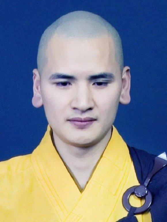 回顾公务员出家当和尚,富婆豪掷400万让他还俗,送他法拉利求婚