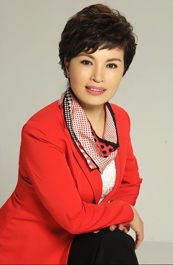 回顾央视李瑞英26岁结婚工作28年没失误对儿子有愧疚也有欣慰