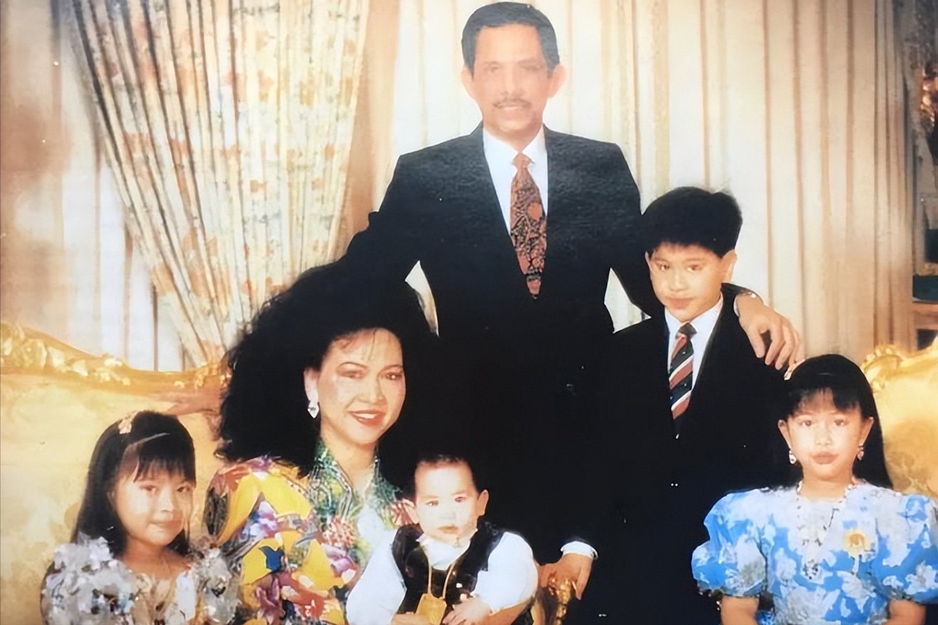 亚洲第一高富帅马丁坐拥200万迷妹马桶纯金制作老虎当宠物