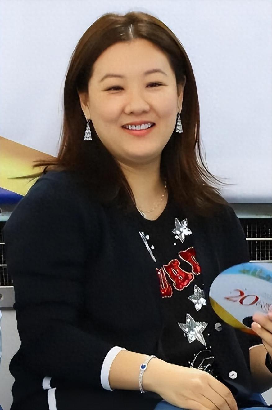 22年前不顾全家反对嫁大26岁丈夫的伏明霞后悔了吗