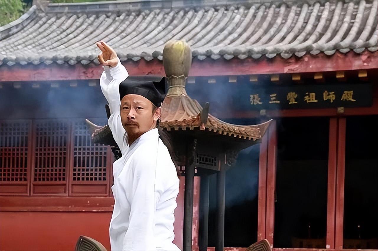 回顾"轻功大师"陈师行:从19米高峭壁一跃而下,却称自己有恐高症