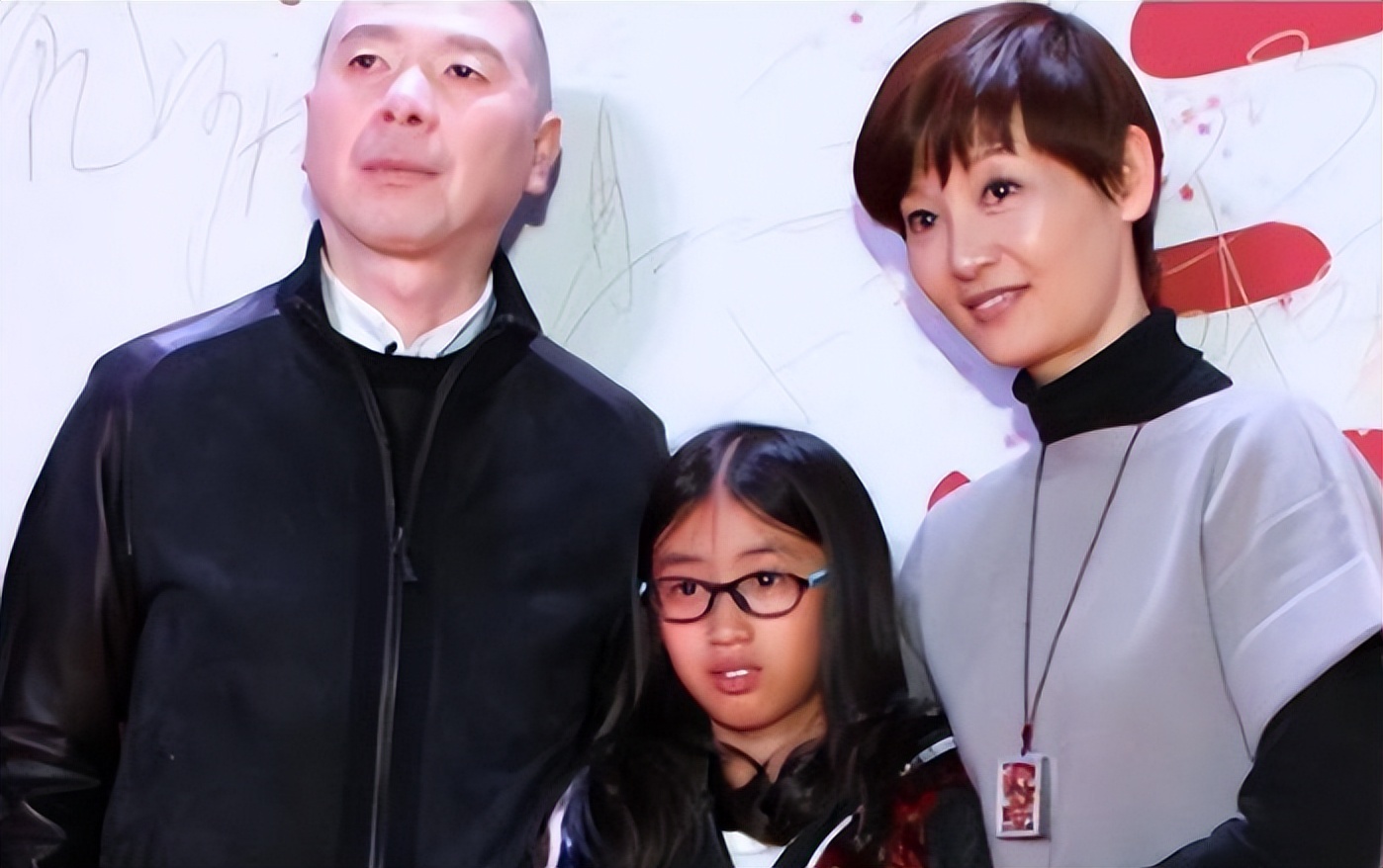 冯小刚养女成人礼!现场无同龄人,全是冯小刚友人,网友:赚大了