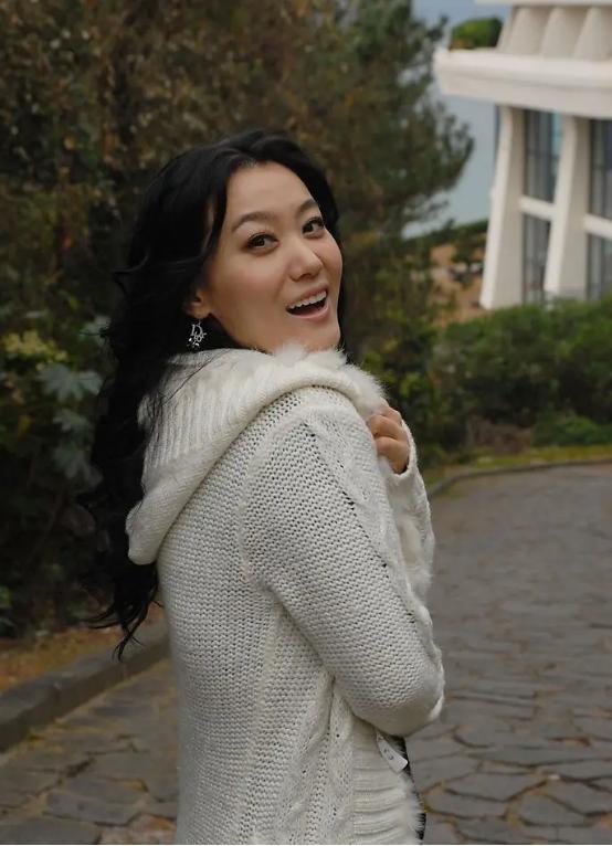 回顾谭晶母亲为梦想让她两次高考嫁大9岁院士13年如今值得吗