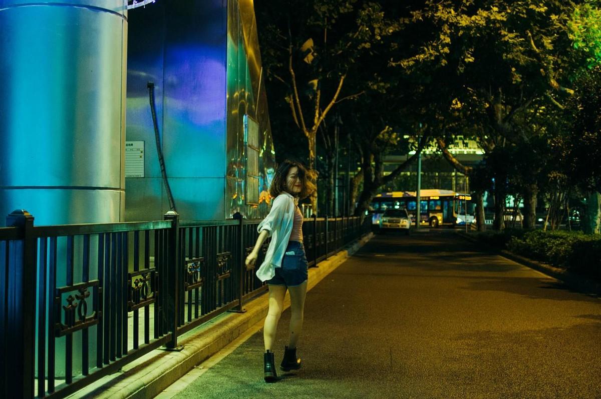 回顾:白沙街成夜归女"梦魇",56岁超市大姐留灯11年,守护她们回家