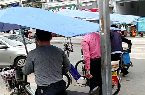 深圳电动车拉客工:宁愿每天赚几十,也不愿意进厂,赚多少凭运气