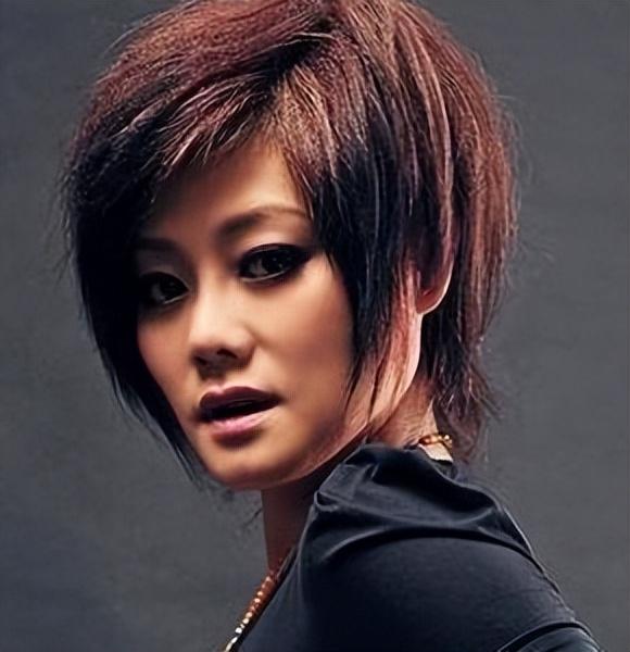 回顾歌手何静一婚三个月离婚二婚被丈夫监视独自抚养女儿至今