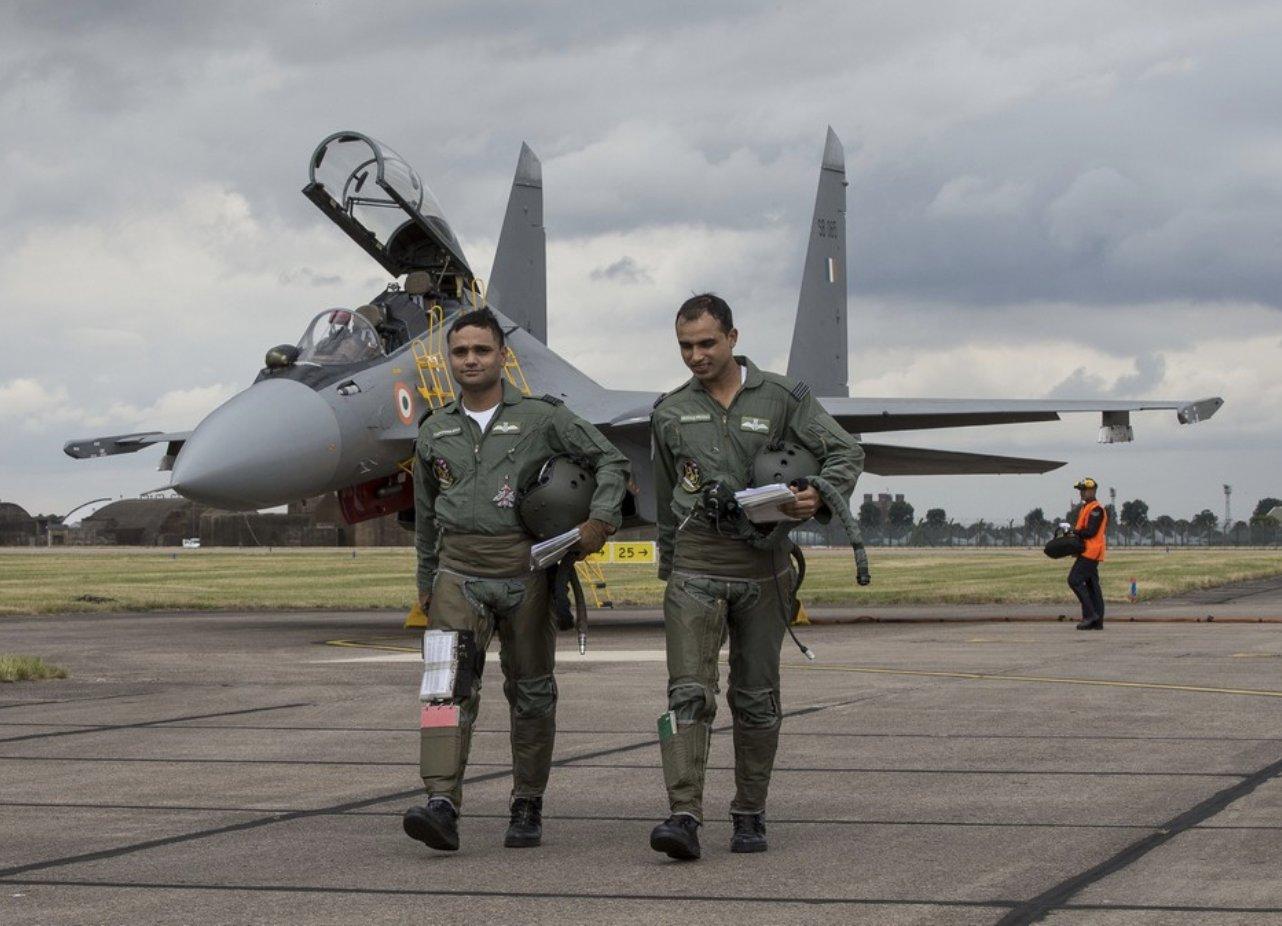 轰20亮相在即,韩国网民称其为b2复制品,老外怼道:你行你来