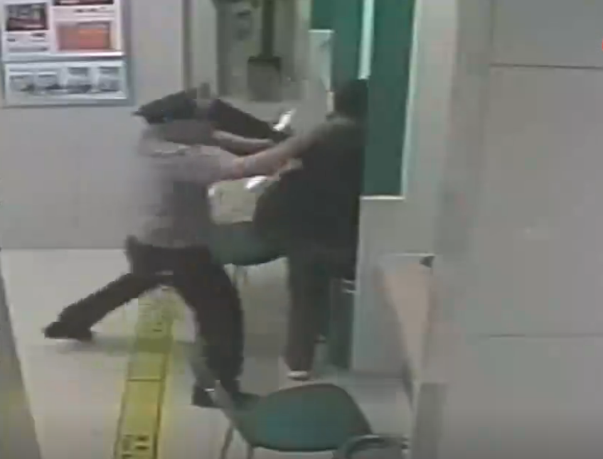 2017年广西一银行遭遇歹徒持刀抢劫大堂经理替换人质智擒劫匪