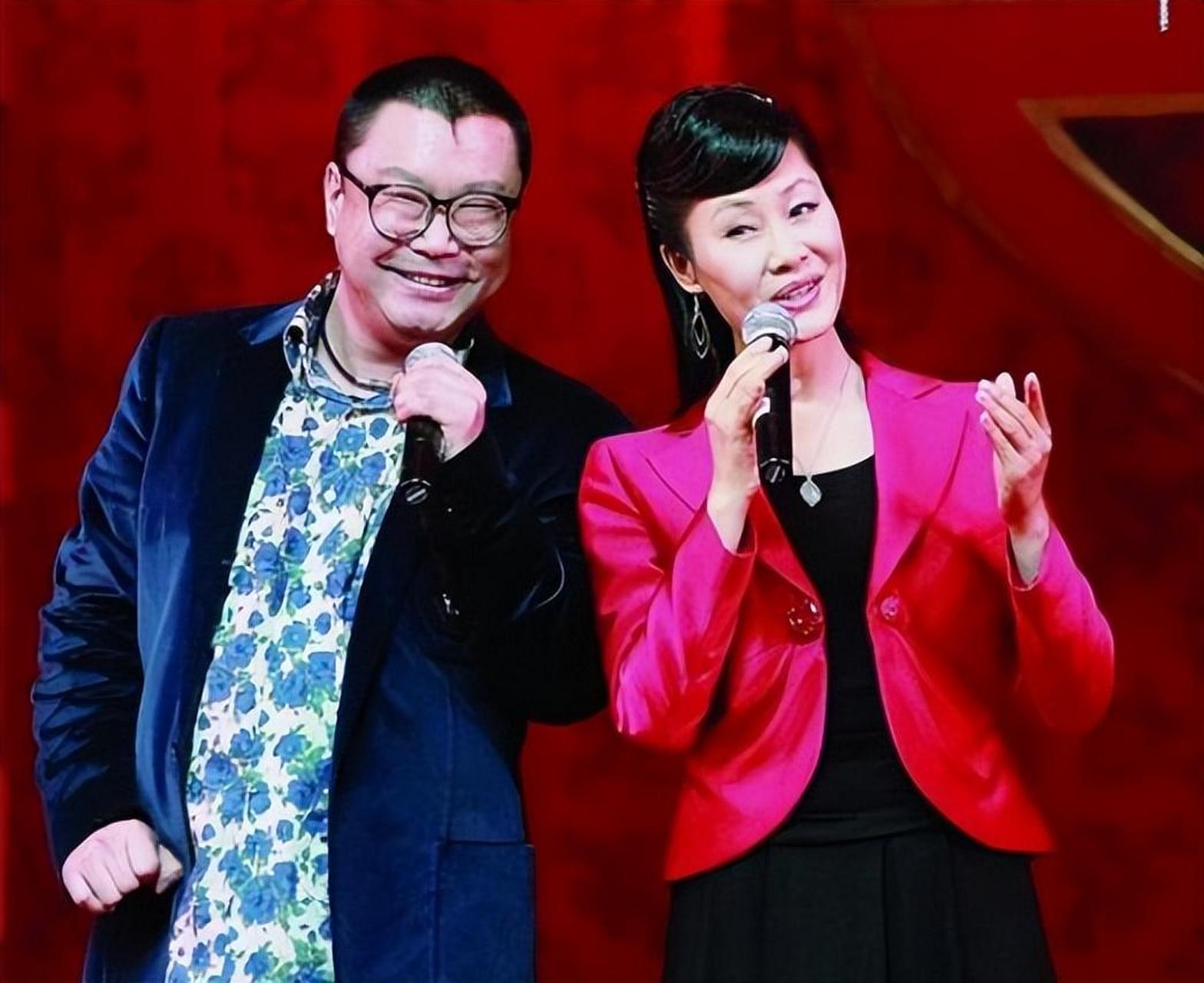 于文华因《纤夫的爱》成名,与第一任丈夫李凡因创作歌曲相识并结婚,但
