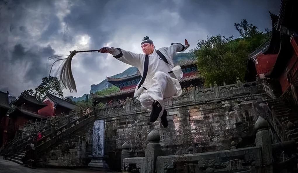 但是大多数都会成为众多杀马特的一员,而真正实现童年时期的武侠梦的