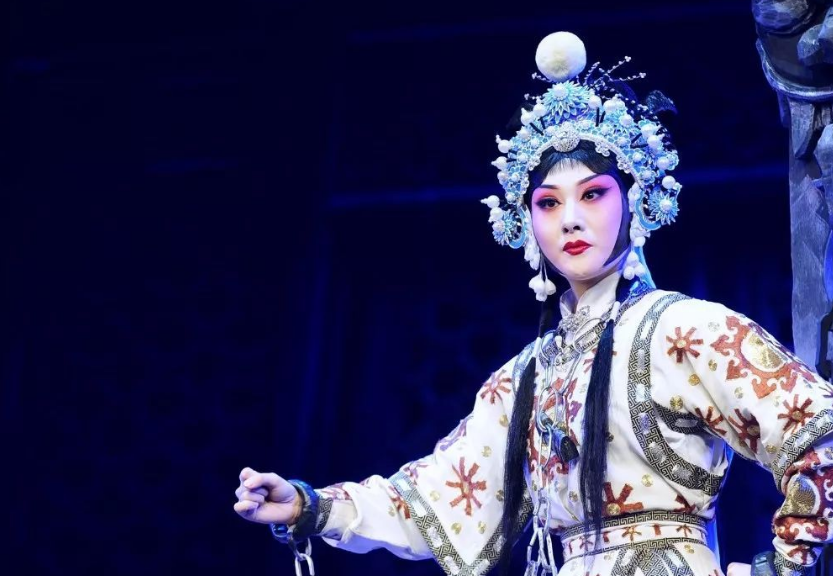 回顾金融才女梁以薇不做富家千金嫁京剧老生如今过得怎样