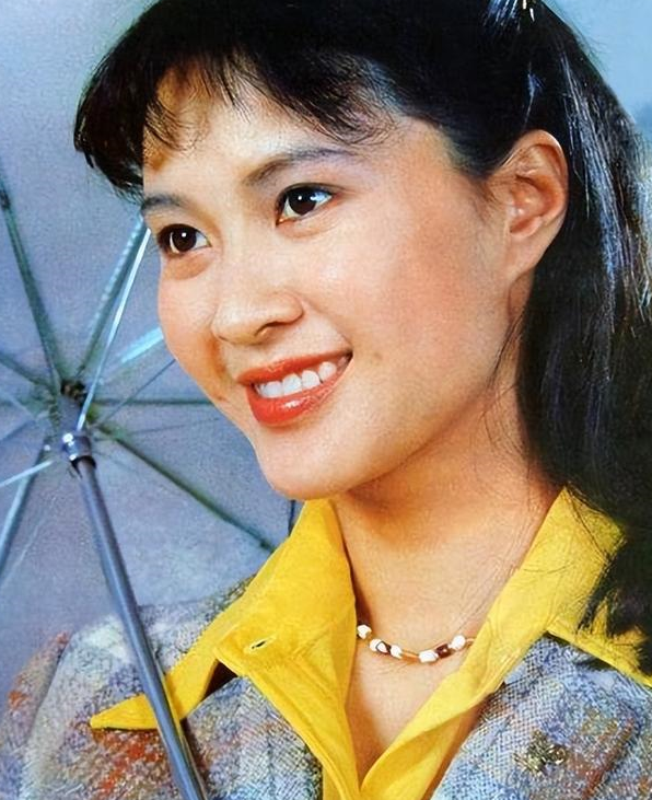 66岁方舒近照曝光,满脸沧桑判若两虎