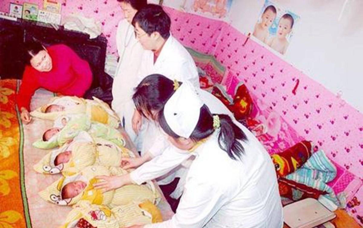 回顾06年安徽夫妇生下五胞胎父母坚持不愿送人如今已读高中