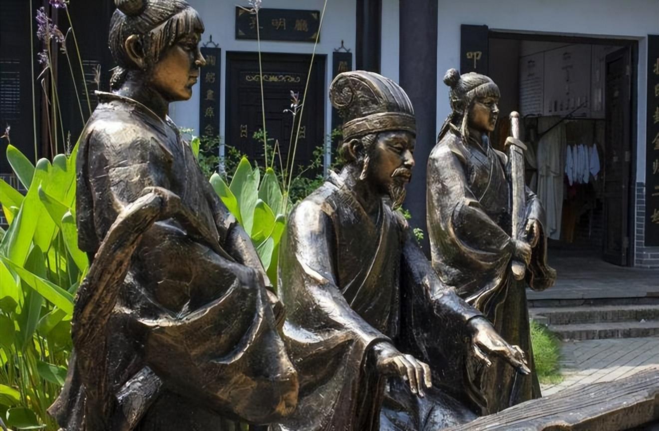 难怪司马懿会撤兵你看城楼上的两个书童才是空城计的关键点