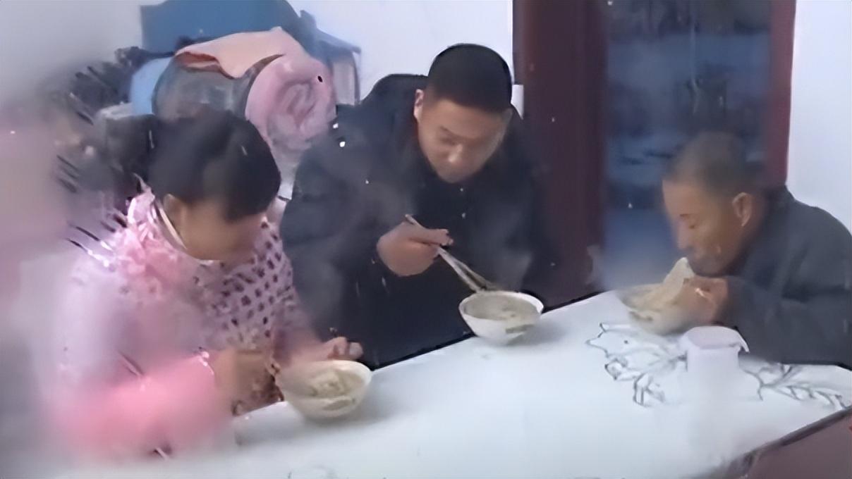 很快小红的故事在当地广为流传,当地也为她颁发了特殊奖章,老百姓在