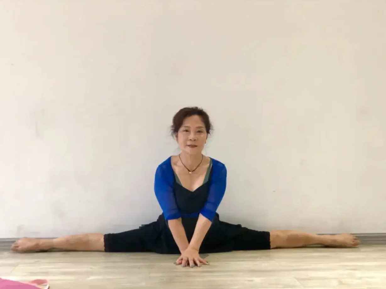 2017年中国七旬老太参加美国节目秀钢管舞称会跳到跳不动为止