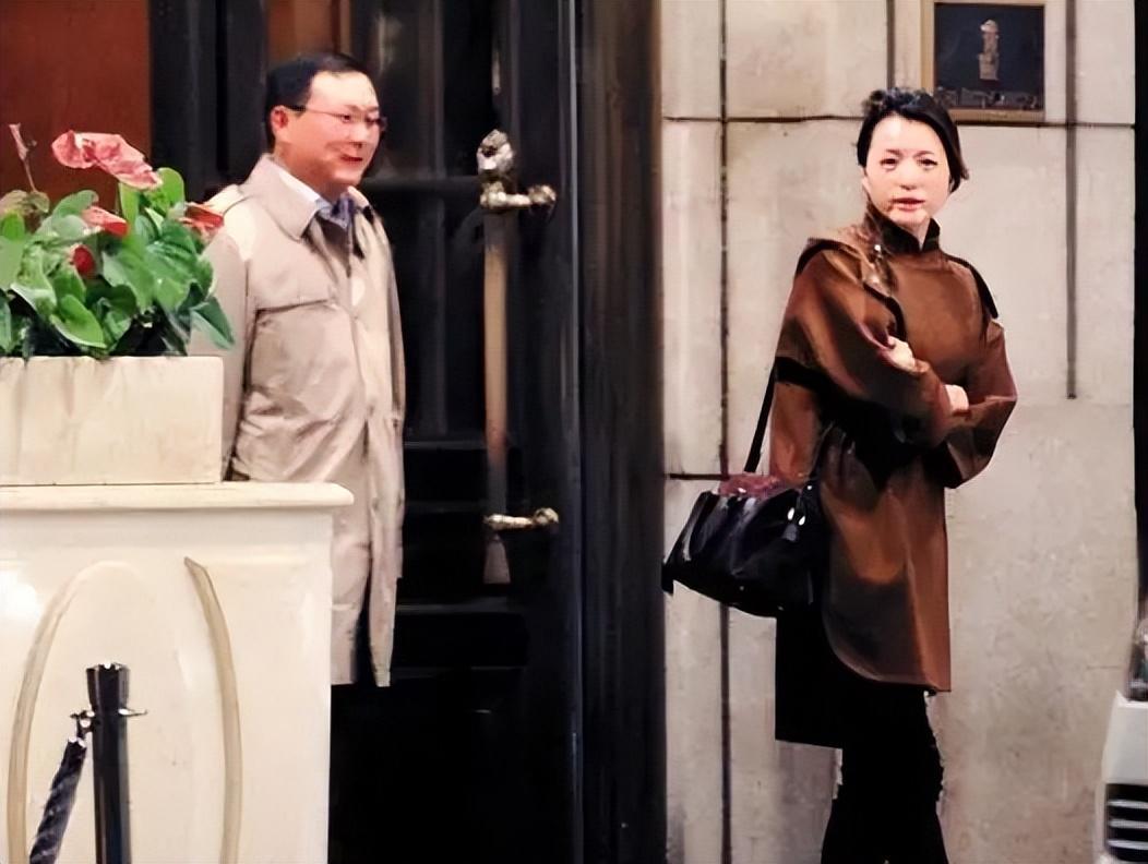 回顾富豪密春雷百亿身价沦为老赖名人妻子董卿如今怎样了