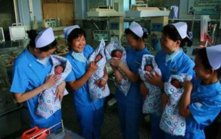 回顾06年安徽夫妇生下五胞胎父母坚持不愿送人如今已读高中