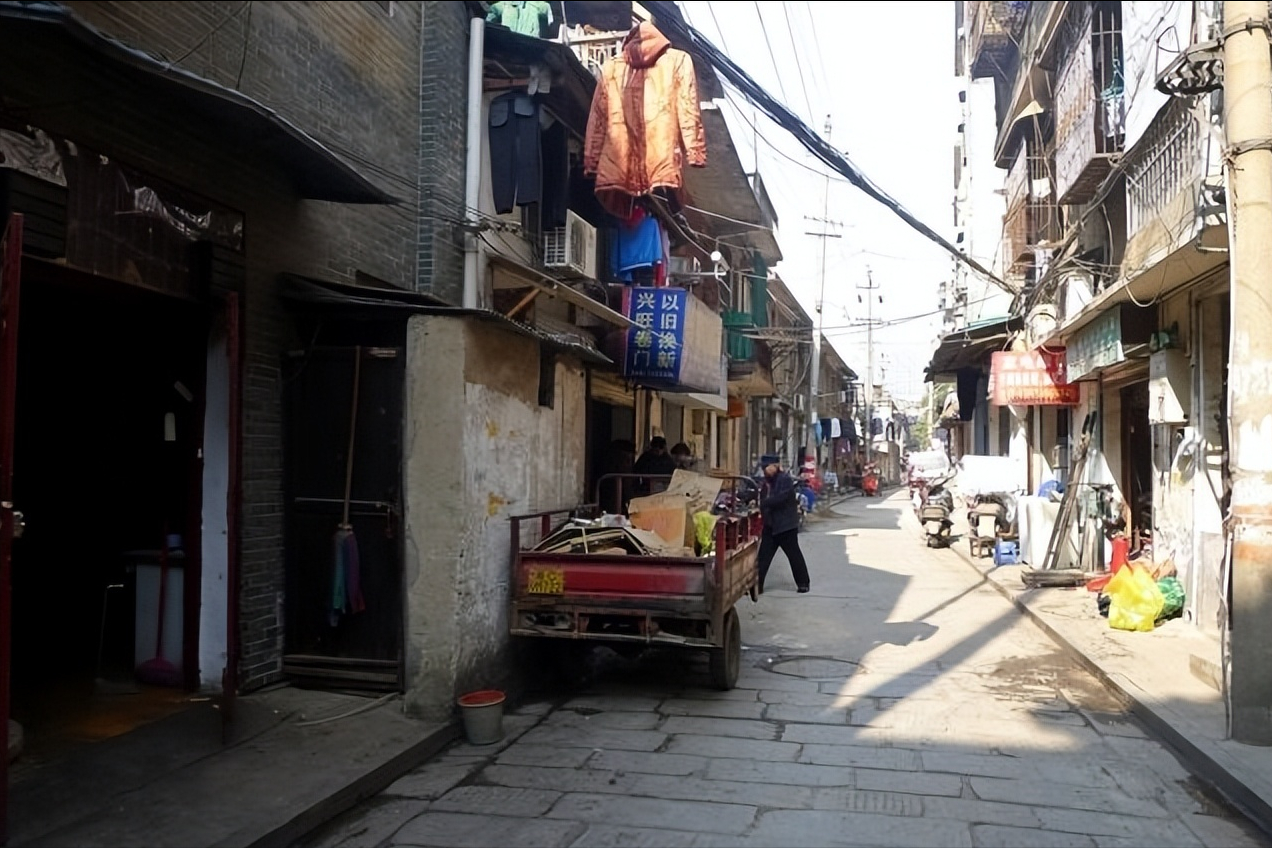 回顾白沙街成夜归女梦魇56岁超市大姐留灯11年守护她们回家