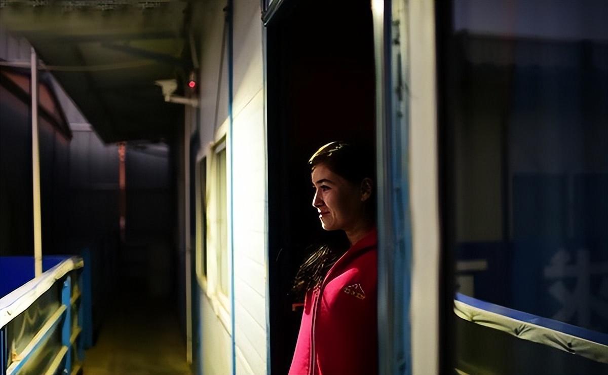 米哈娜就是在帮父母理货时,第一次接触了来自神秘