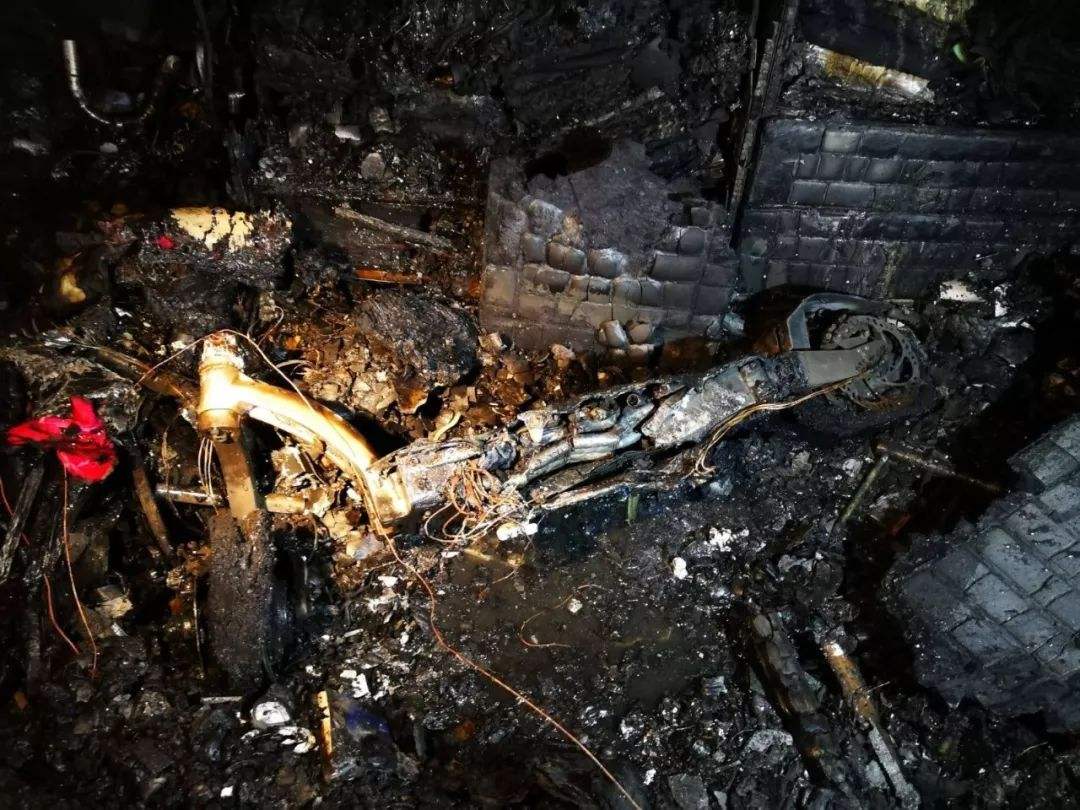 2020年重庆一小区失火百余户业主家当被烧究竟谁该来担责