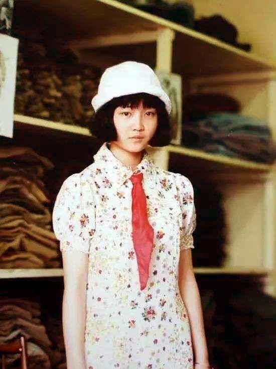 郭柯宇的母亲是一个非常传统的女人,为了得到丈夫的爱,她一直毕恭毕敬