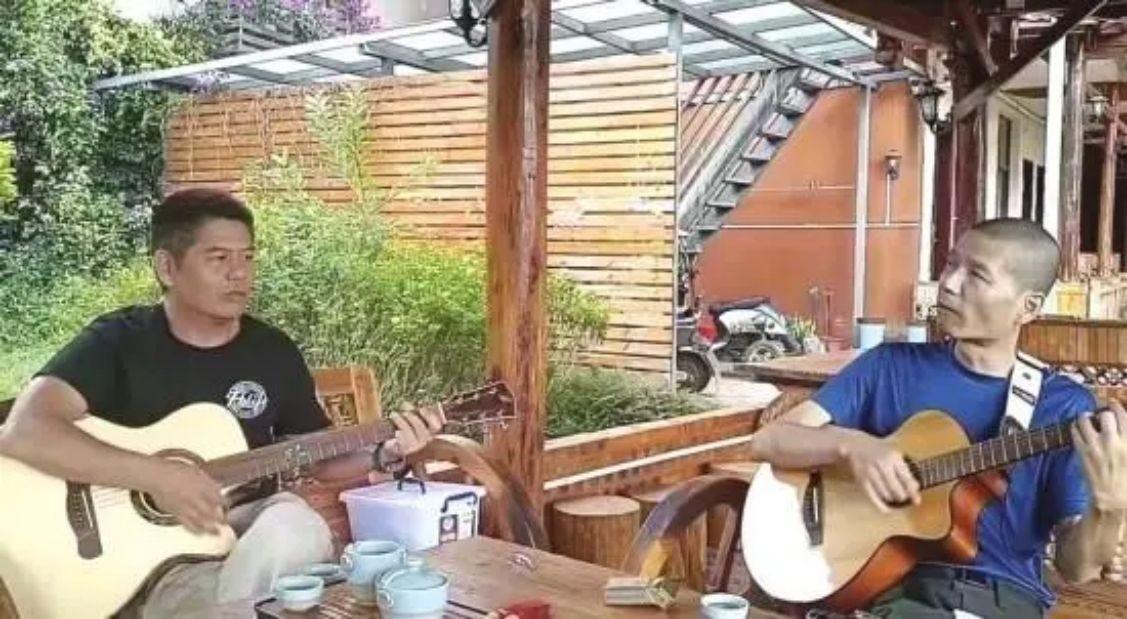 梁成见到贺湘闵第一句话就是:"贺哥我想出门走走,你能陪我一起去吗?