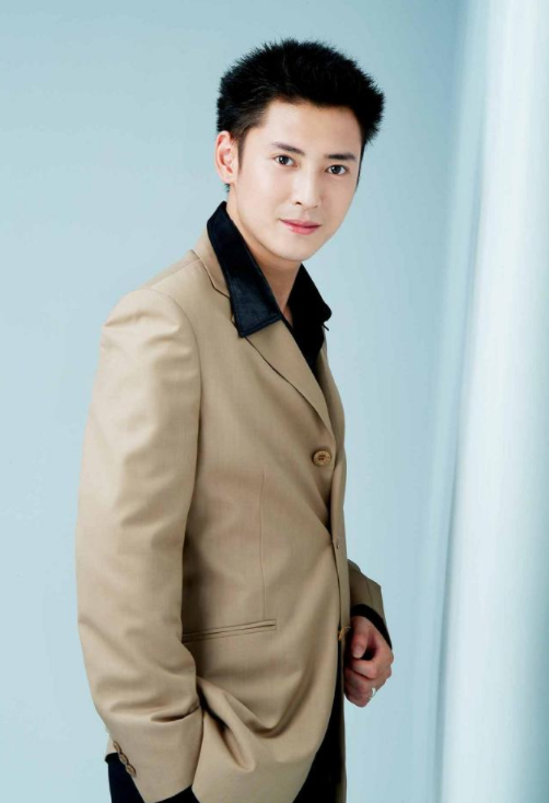 回顾韩栋搬砖工改行演戏靠颜值进圈靠努力成著名演员婚姻幸福