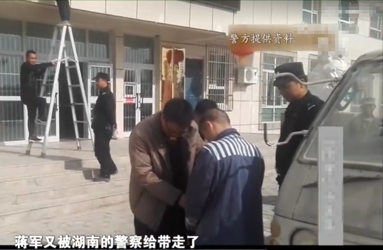 2017年一男子刑满出狱本以为能重获自由却被另一地警方带走