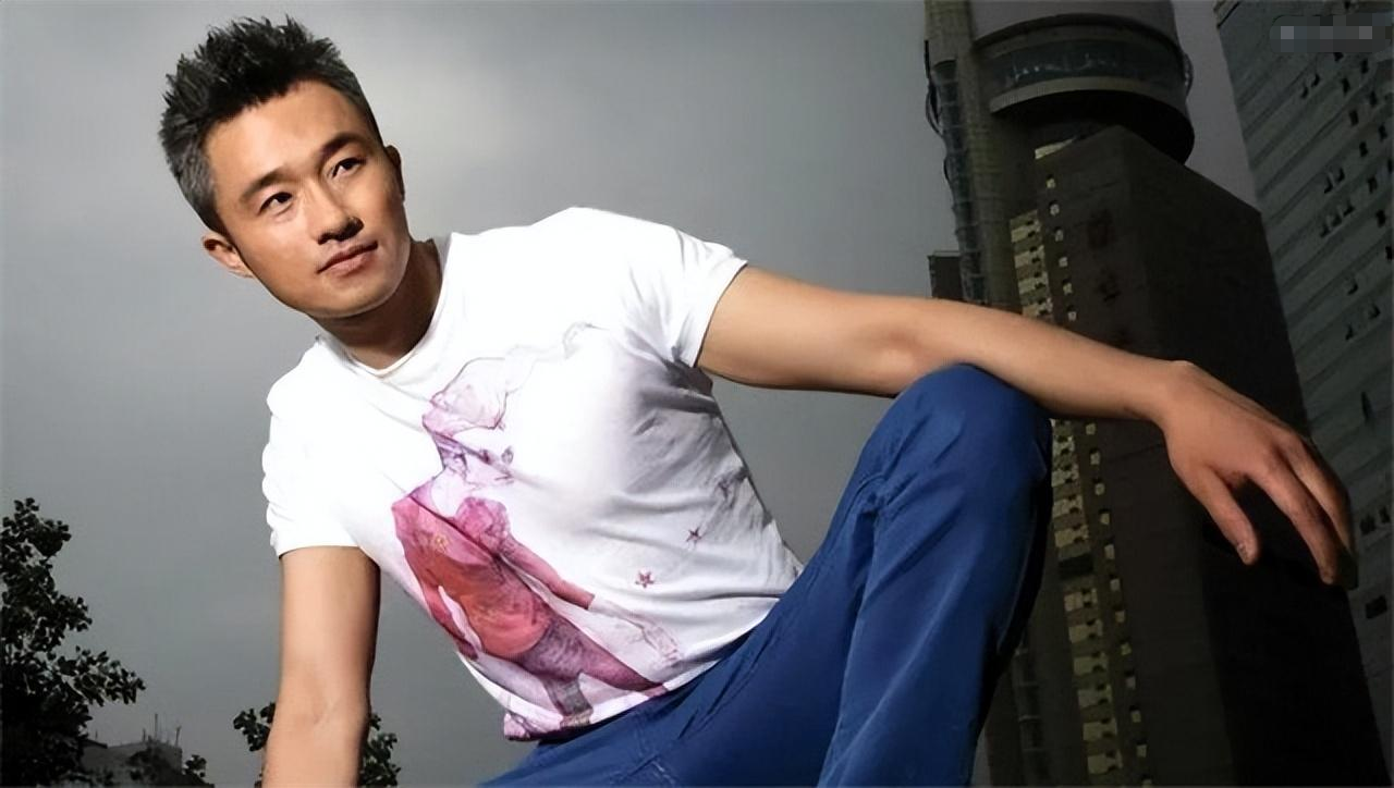 回顾程雷因患病满头白发与陈辰相恋7年42岁娶小18岁娇妻获幸福