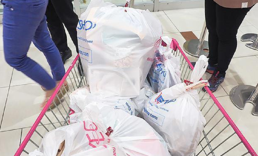 2014年男子用1万块钱买树根做根雕一年后有人出价千万都不卖