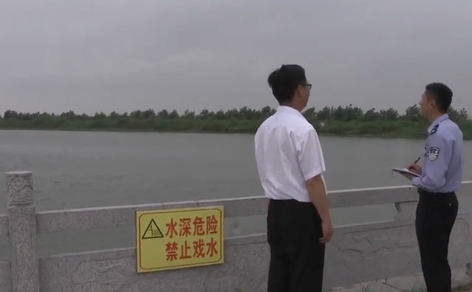 几分钟后,安徽淮南警方赶到焦岗湖,现场第一时间拉起警戒线.