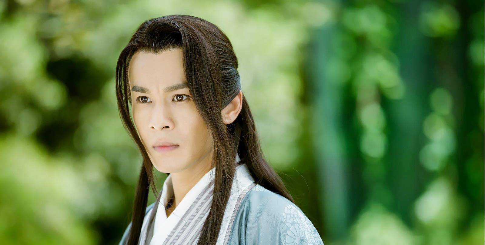 乔振宇有着"古装第一美男"之称,单看他的外貌,只觉得十分英俊潇洒.