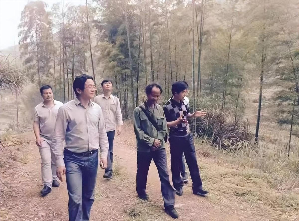 回顾最牛县长何家庆被绑架吃猪食流浪3万公里死后遗书曝光