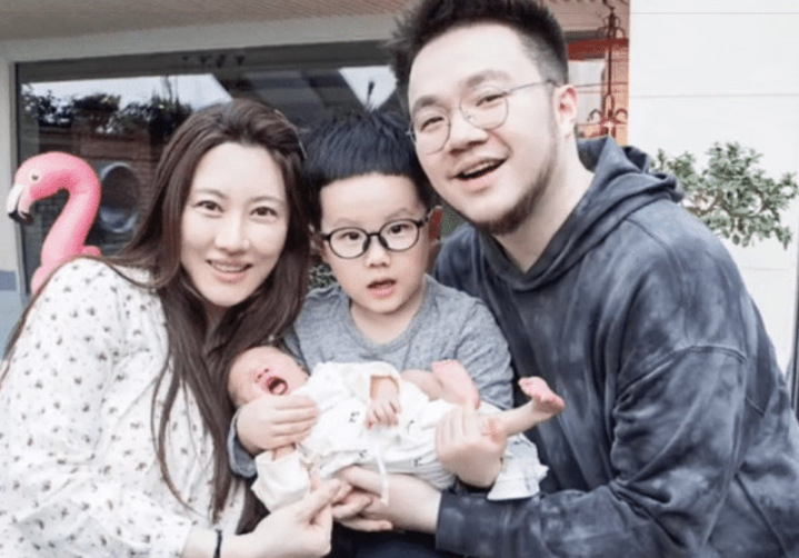 回顾缺少父爱的巴图和妈妈相依为命如今和姐姐成为家里的骄傲