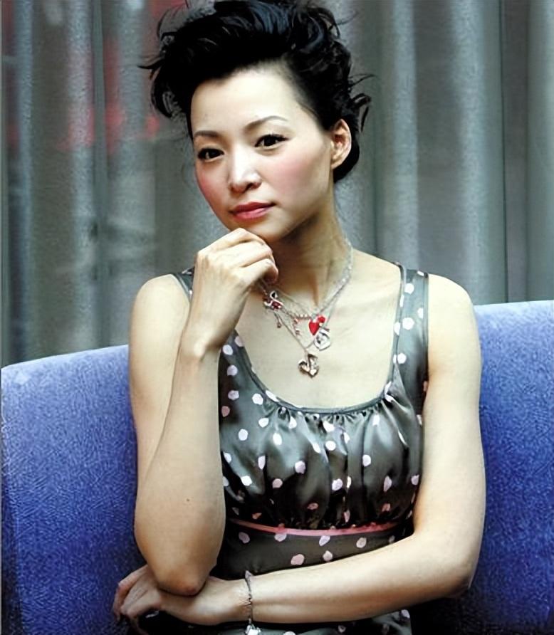 回顾富豪密春雷百亿身价沦为老赖名人妻子董卿如今怎样了