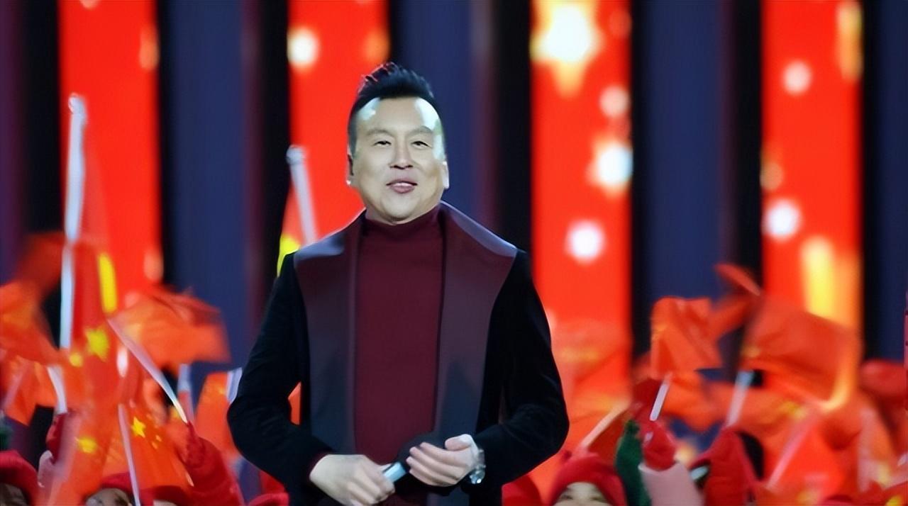 回顾主持人张泽群和董卿恋爱是谣言隐婚生子妻子身份至今未知