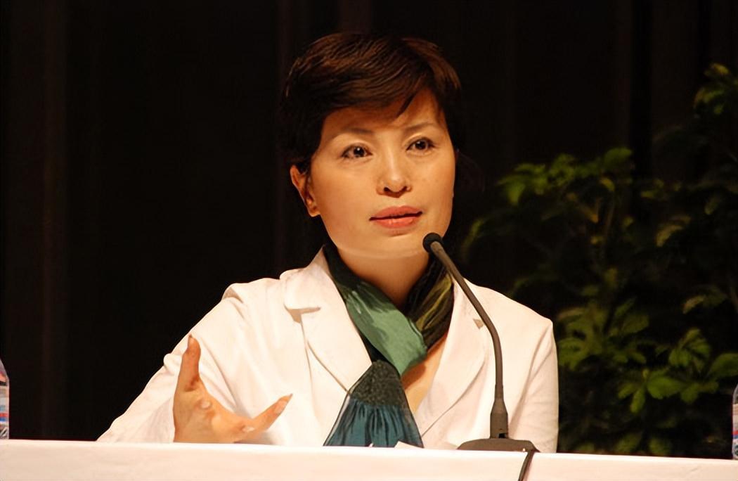 回顾央视李瑞英26岁结婚工作28年没失误对儿子有愧疚也有欣慰