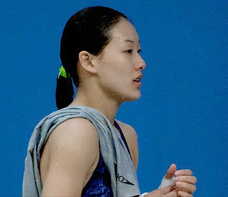 22年前不顾全家反对嫁大26岁丈夫的伏明霞后悔了吗