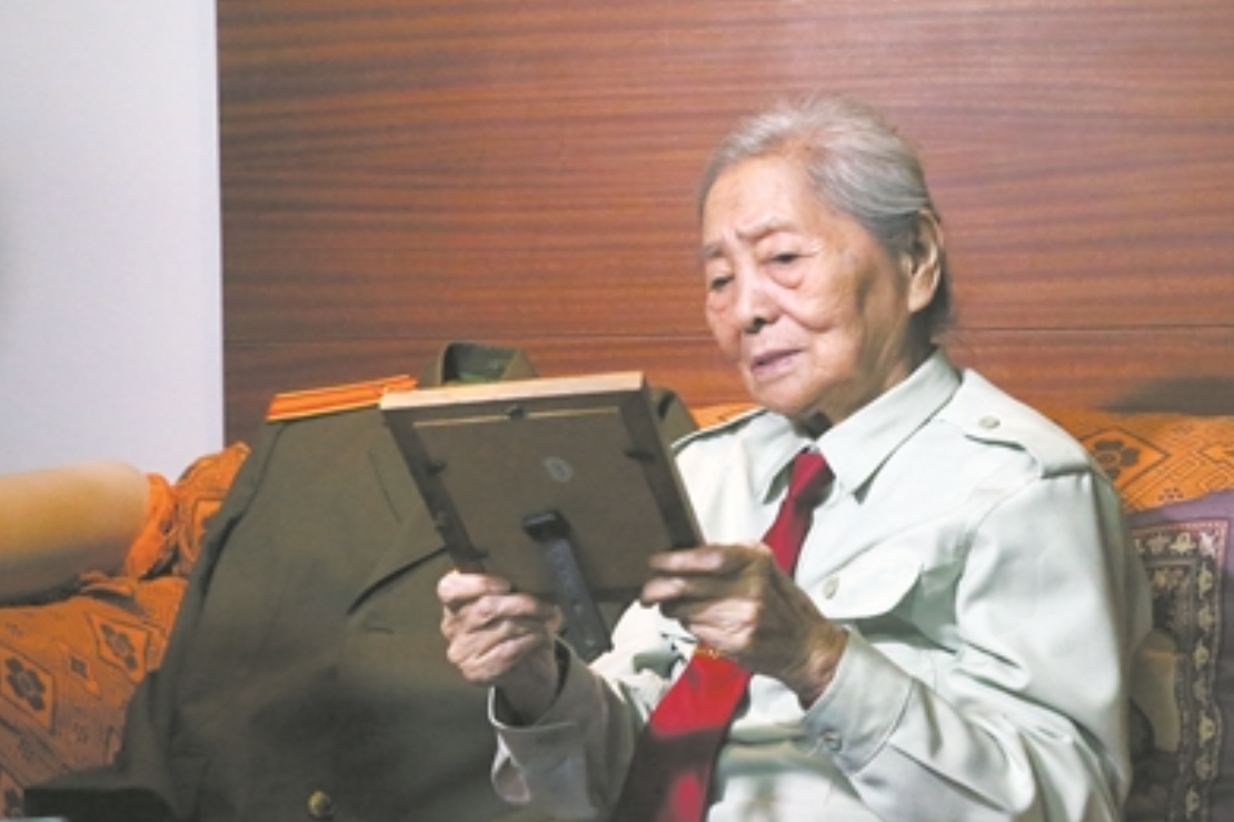 1979年美国一餐厅顾客对一中国女游客说在朝鲜我当过您的俘虏