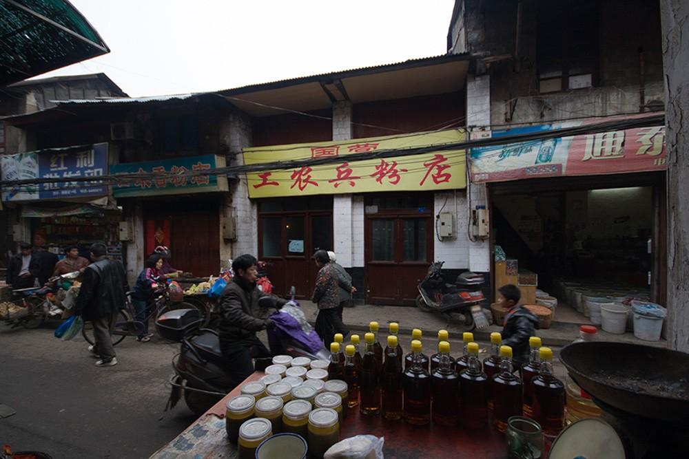 回顾白沙街成夜归女梦魇56岁超市大姐留灯11年守护她们回家