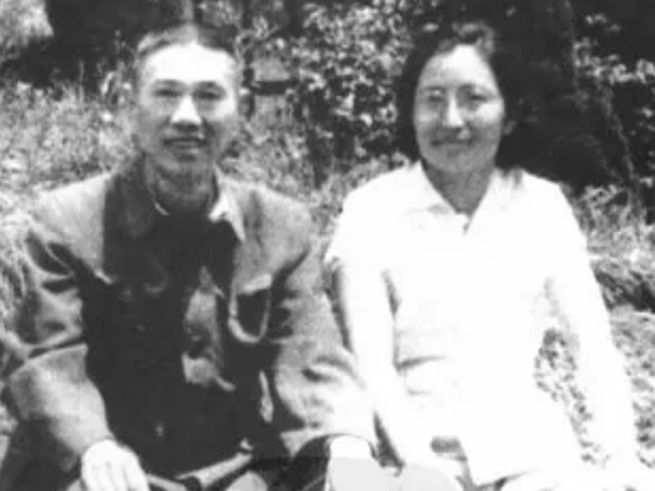 这名小解放军战士名叫邓贤诗,当时的他身在湖南驻地,1949年10月的一天