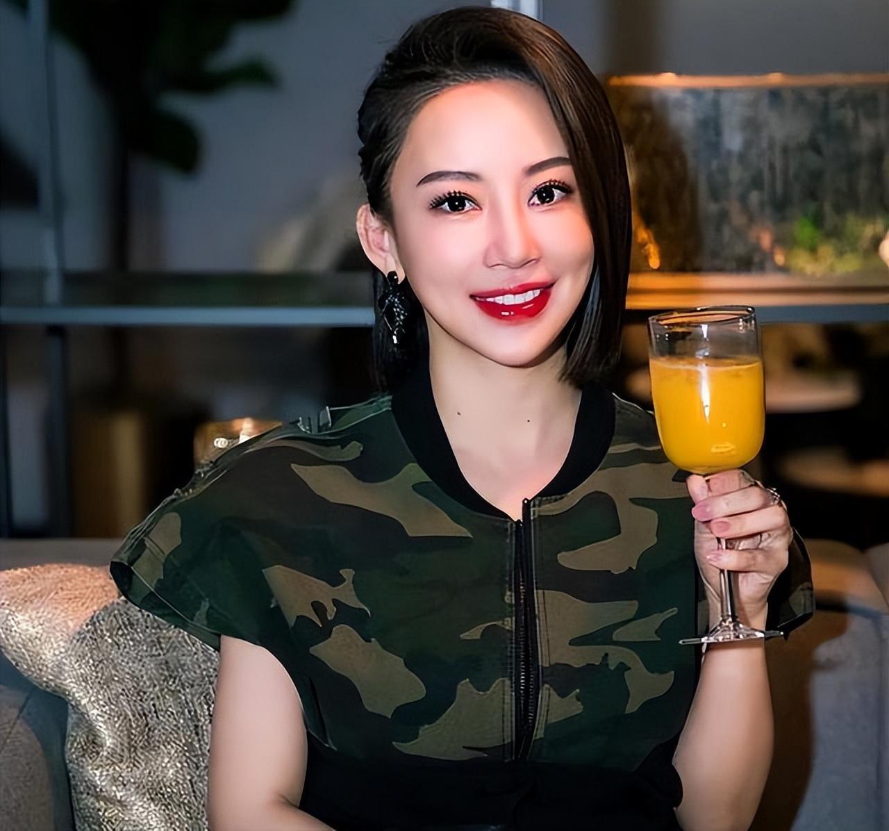 九球天后潘晓婷40岁身价8亿父亲成她婚姻路上的绊脚石