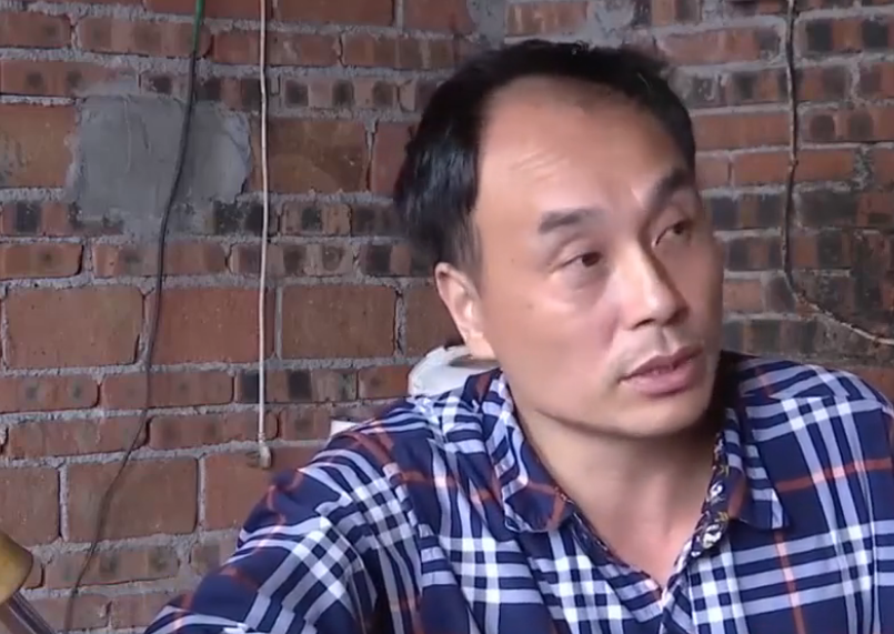 无论李兴洪是和人交流还是处朋友,他都会插一脚,明令禁止不允许妻子与