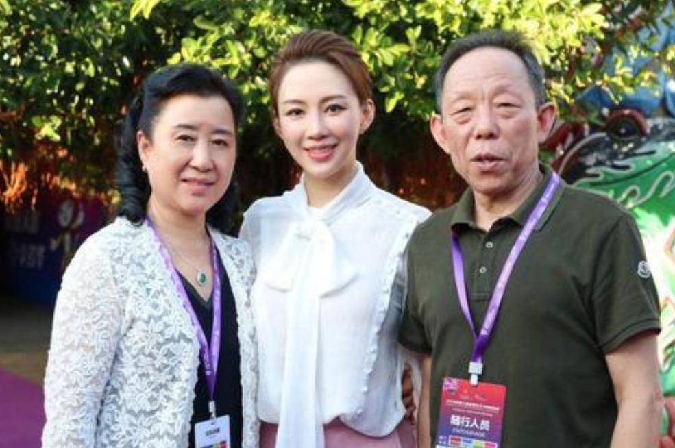 九球天后潘晓婷40岁身价8亿父亲成她婚姻路上的绊脚石
