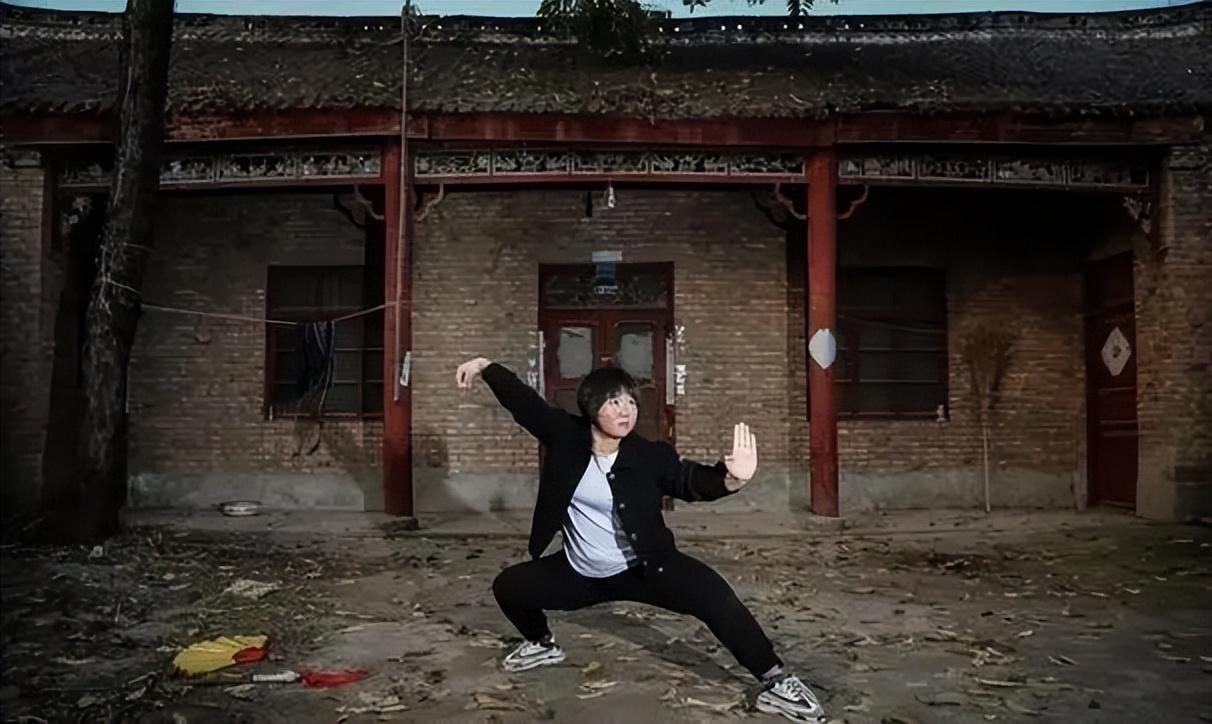回顾女孩苦练20年武术上倒闭5所武校从田间地头打到央视