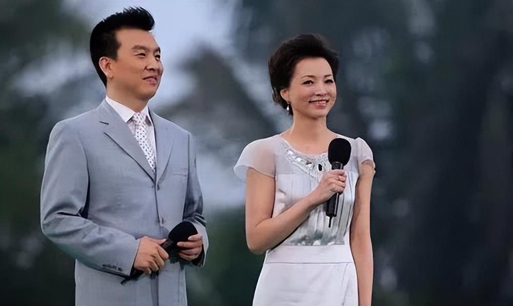 回顾主持人张泽群和董卿恋爱是谣言隐婚生子妻子身份至今未知